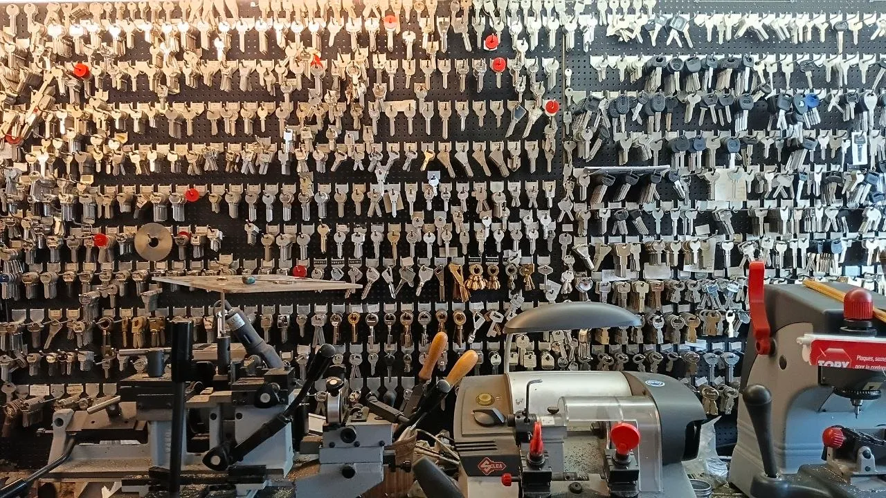 Mur de clés et machines à tailler de l'atelier Érard