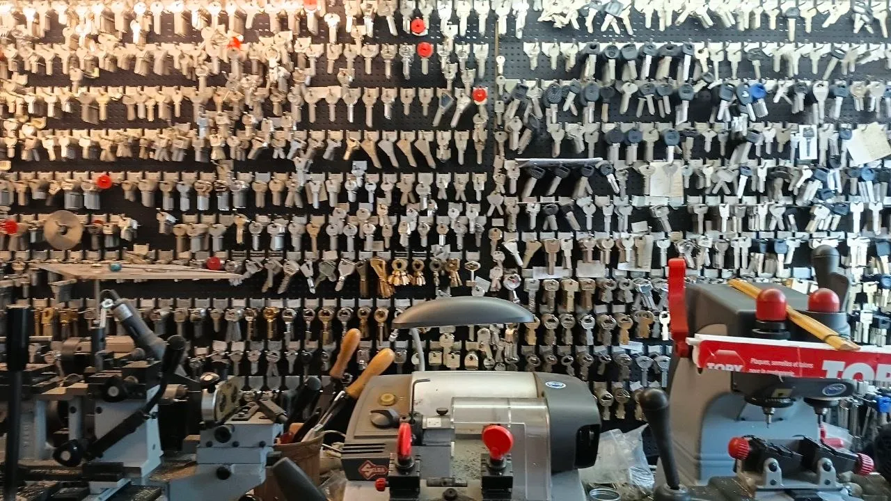 Mur d’ébauches de clés et machines à tailler de l’atelier Érard